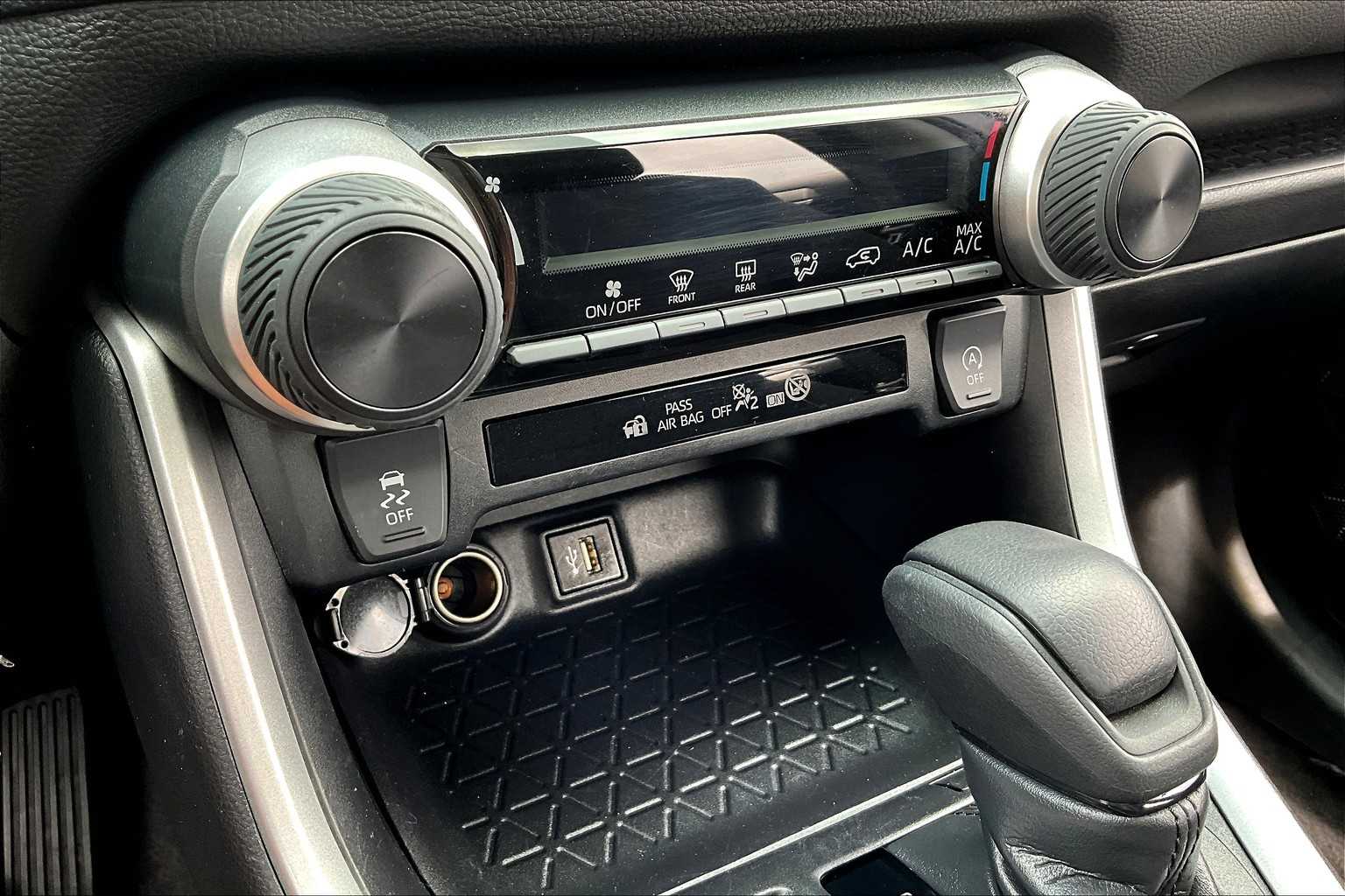 2024 Toyota RAV4 LE photo 32