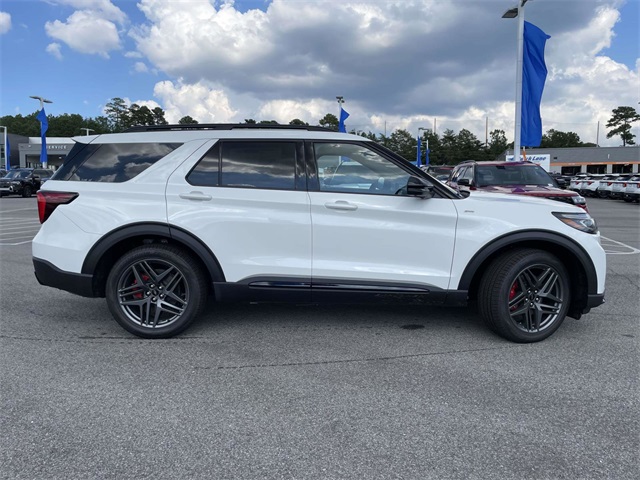 2025 Ford Explorer ST-Line photo 2