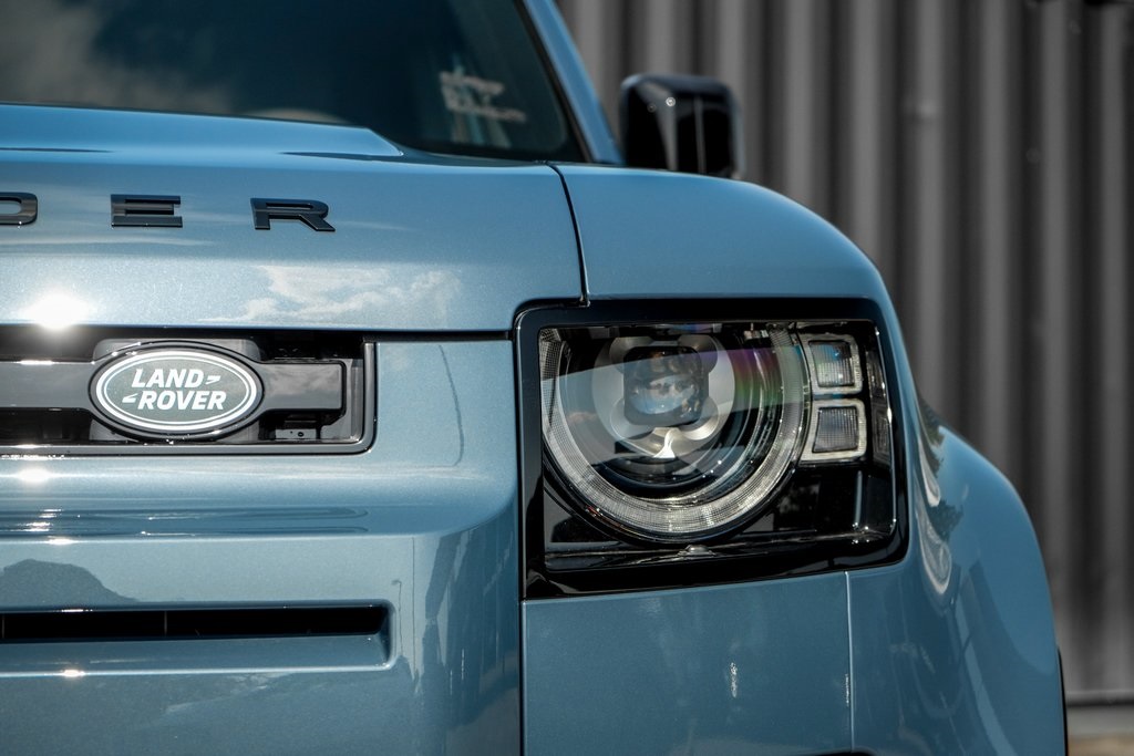 2025 Land Rover Defender 110 X-Dynamic SE photo 6