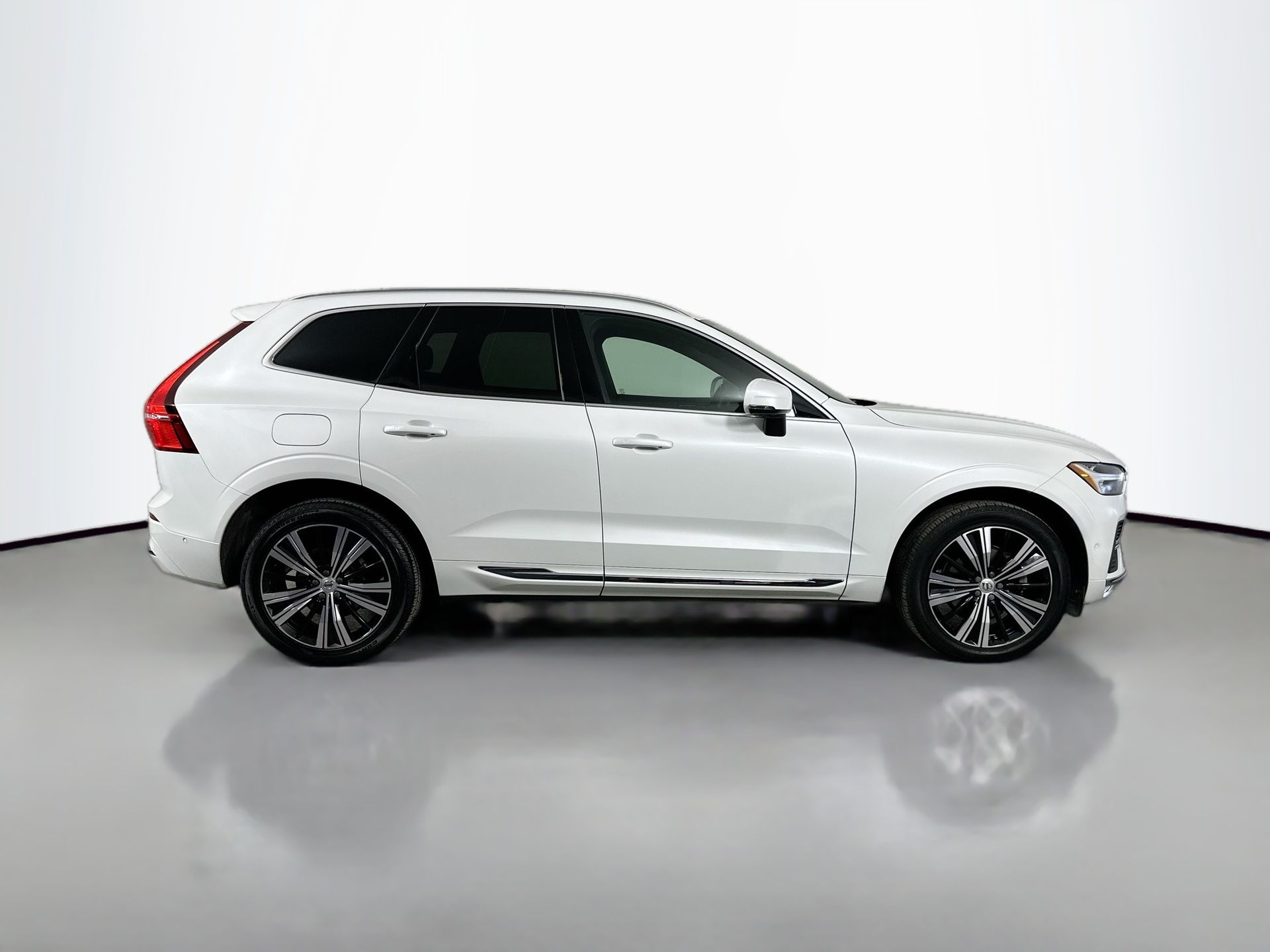 2023 Volvo XC60 B5 Plus photo 4