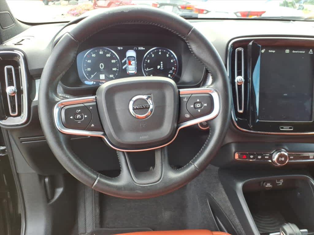 2019 Volvo XC40 R-Design Momentum photo 9