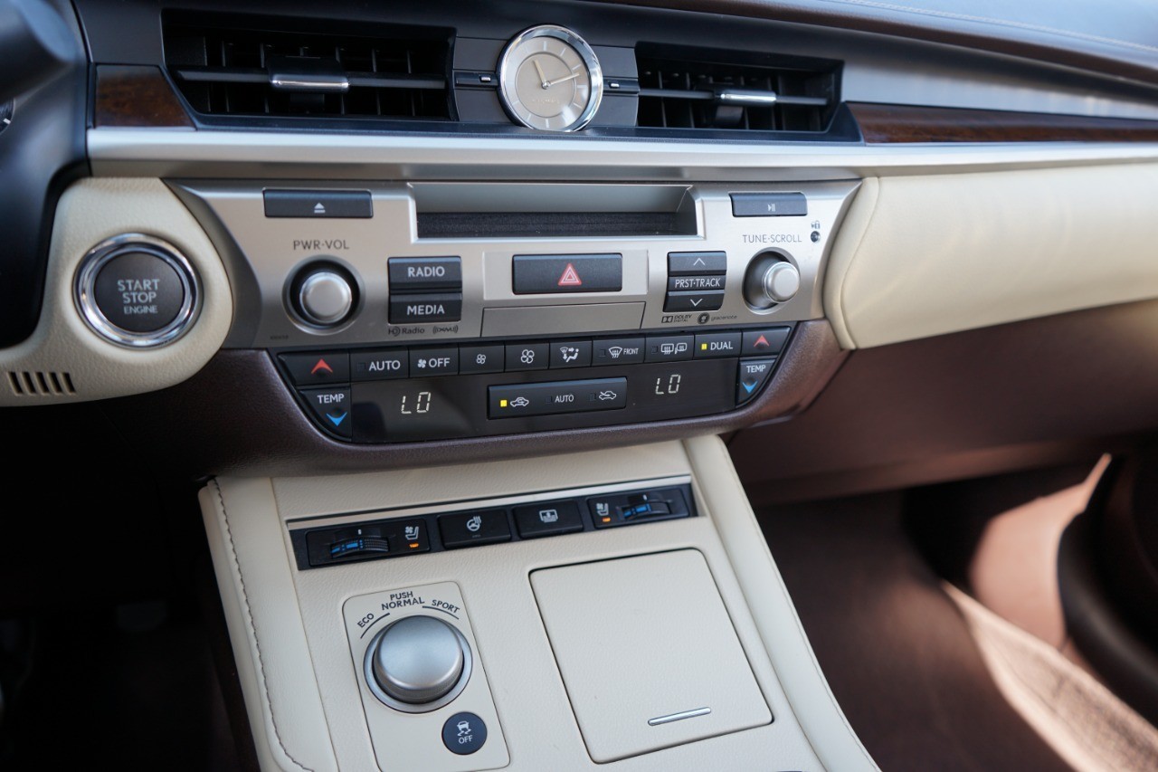 2017 Lexus ES 350 photo 19