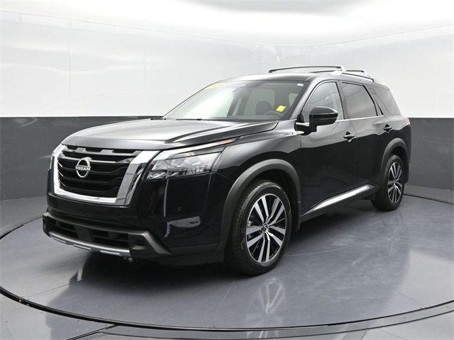 2025 Nissan Pathfinder Platinum's photo