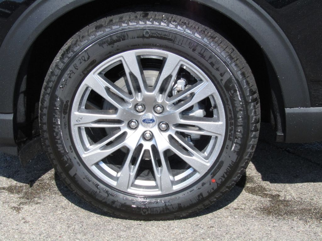 2025 Ford Explorer photo 3