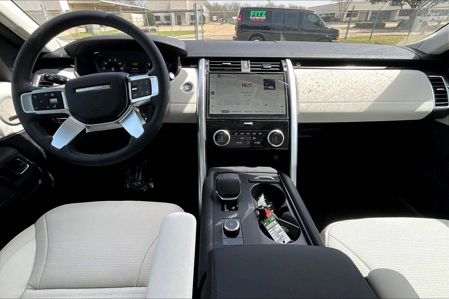 2025 Land Rover Discovery S photo 3
