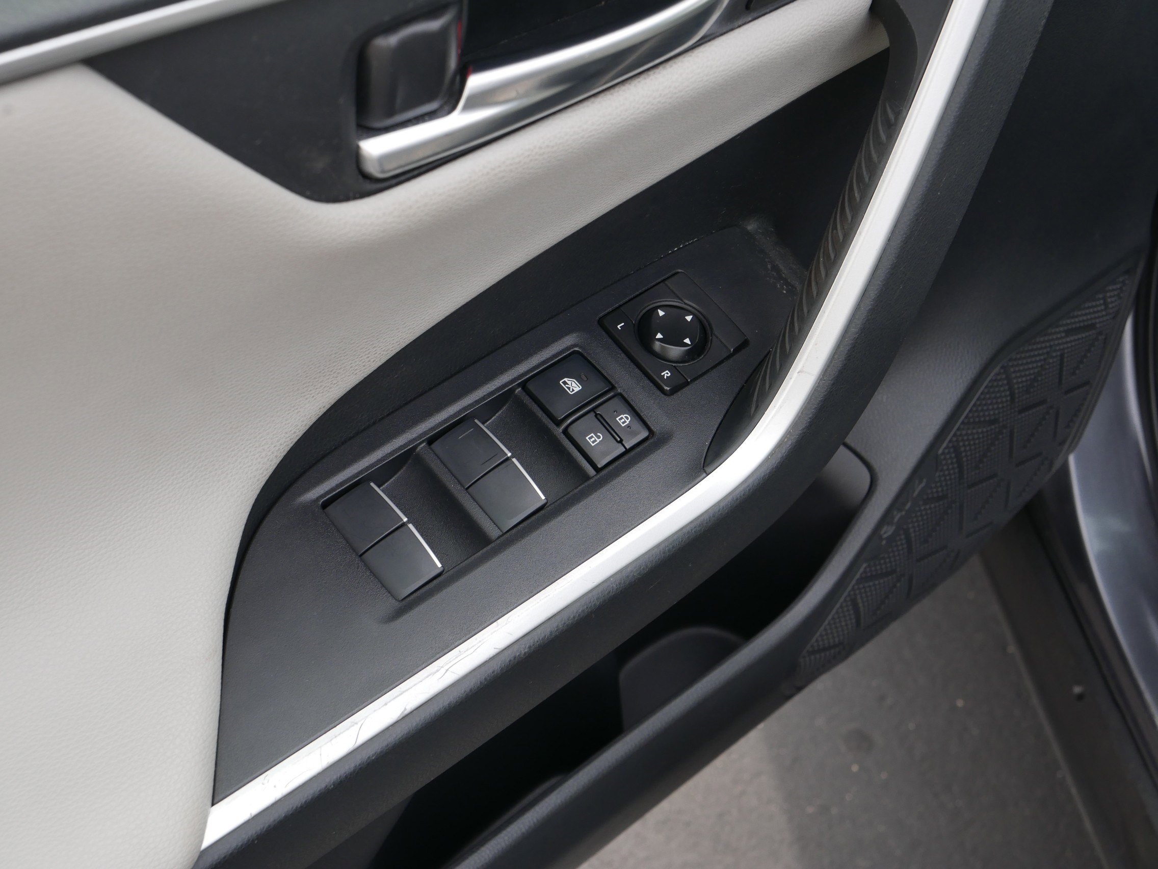 2019 Toyota RAV4 Hybrid Limited photo 17
