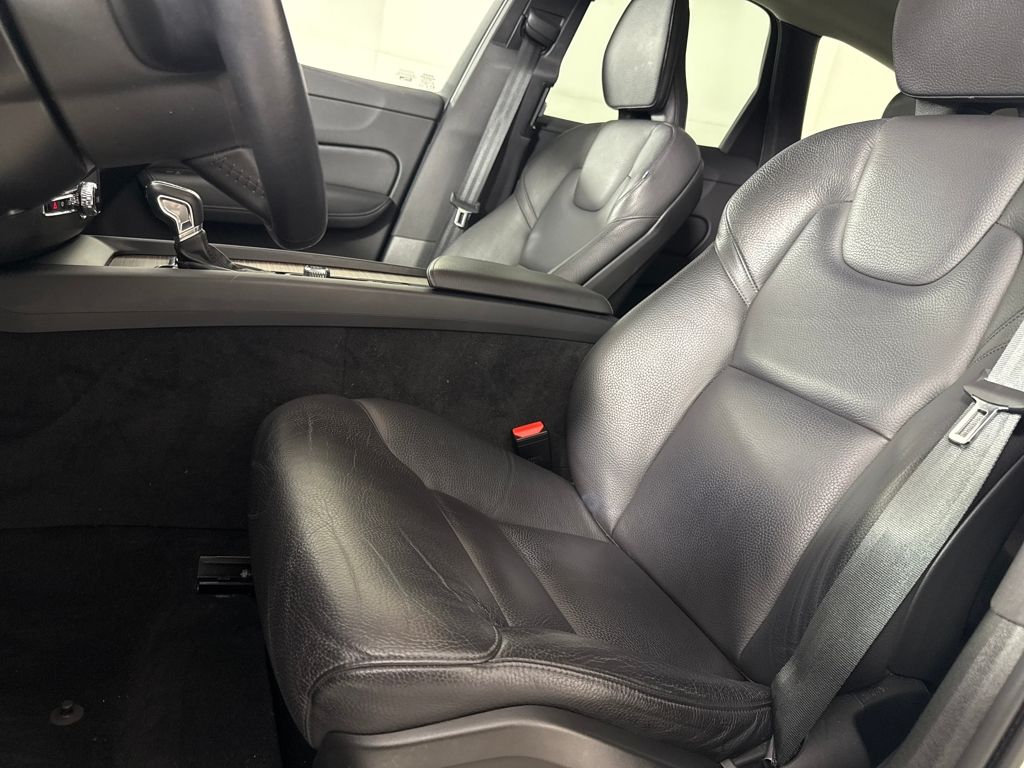 2021 Volvo XC60 T5 Momentum photo 10