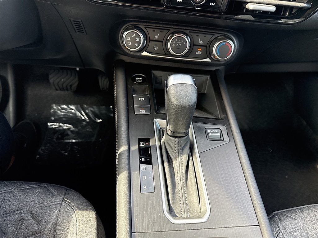 2025 Nissan Kicks SV photo 8