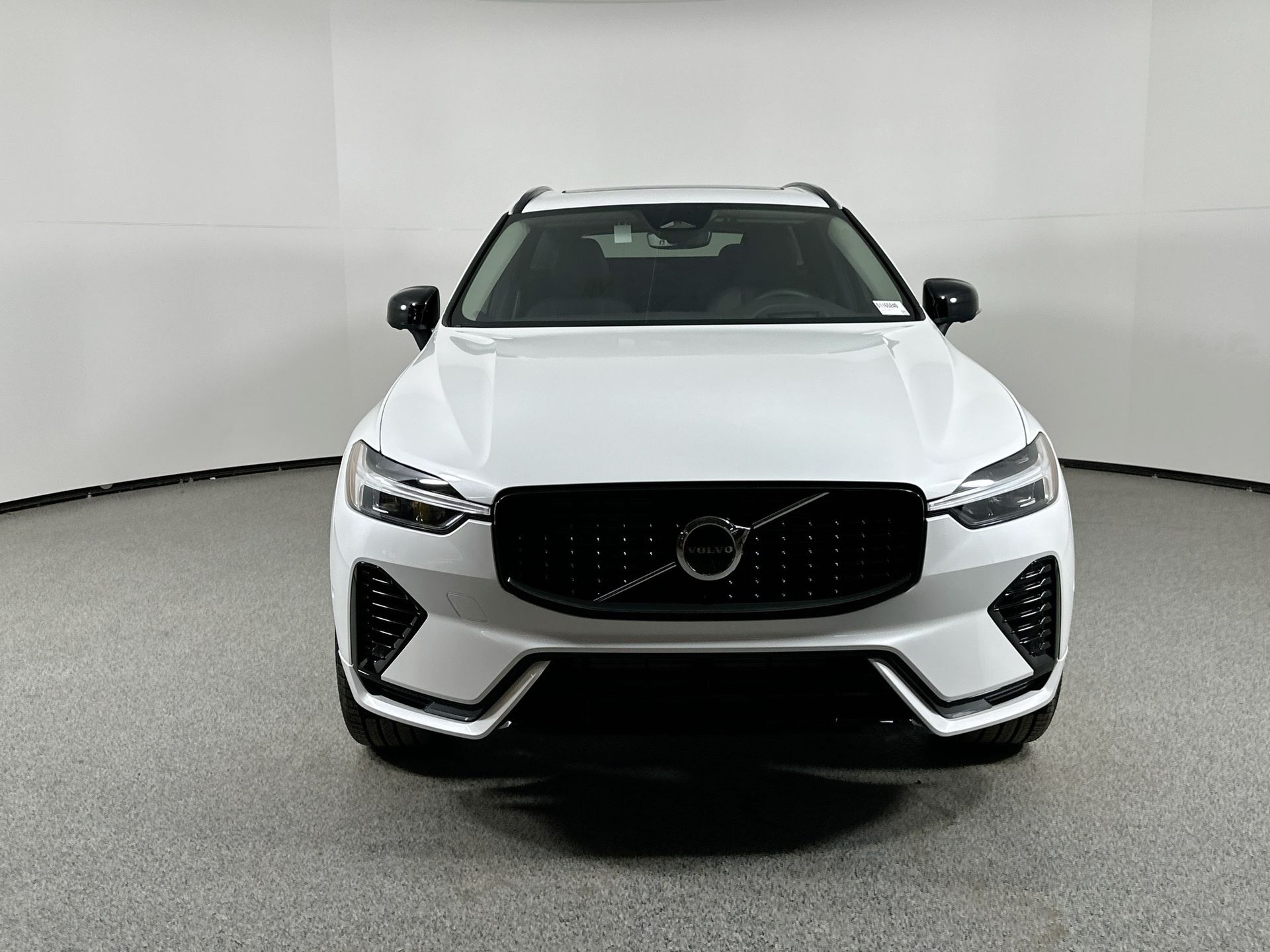 2025 Volvo XC60 T8 photo 2