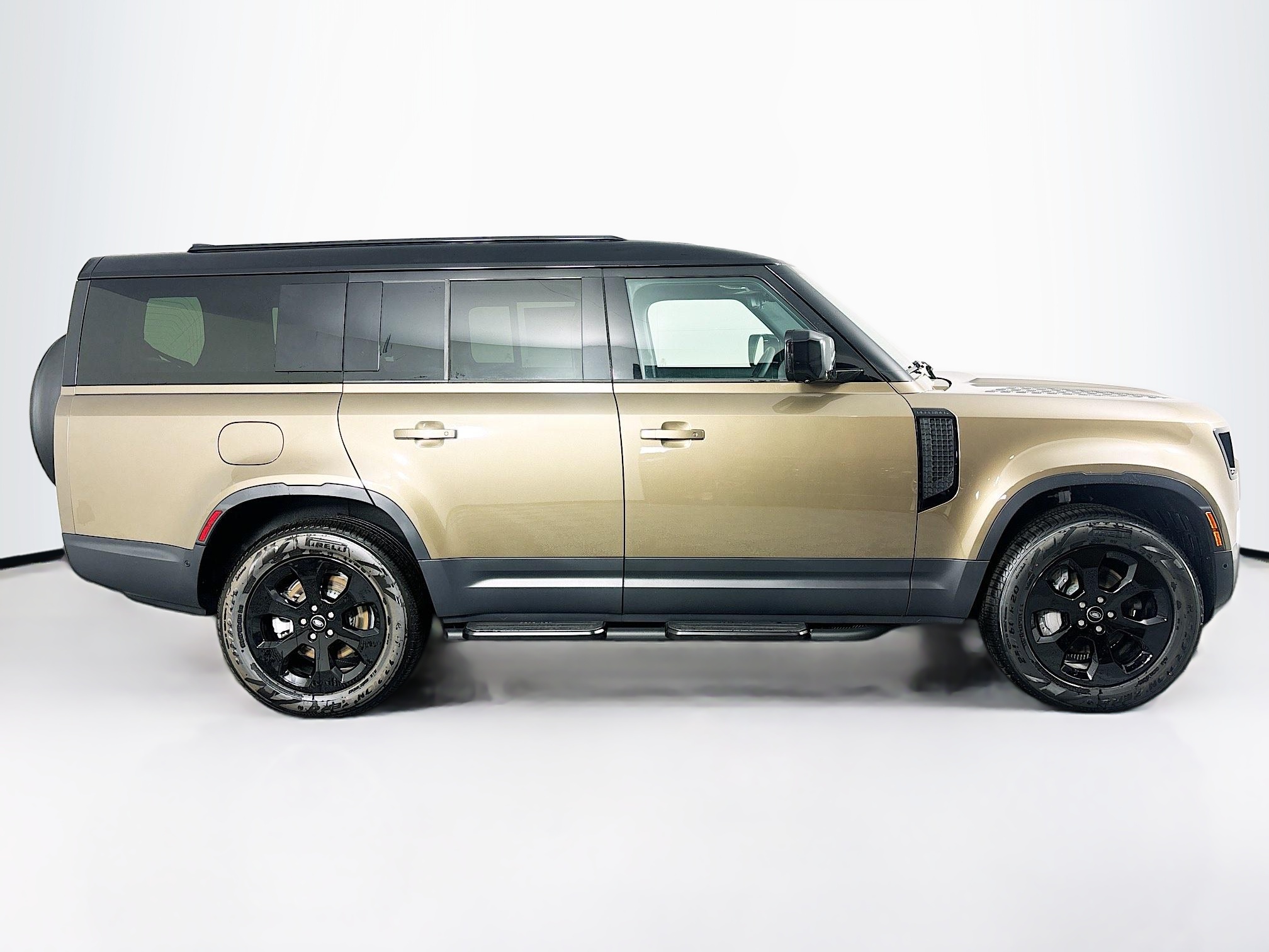2025 Land Rover Defender 130 S photo 4