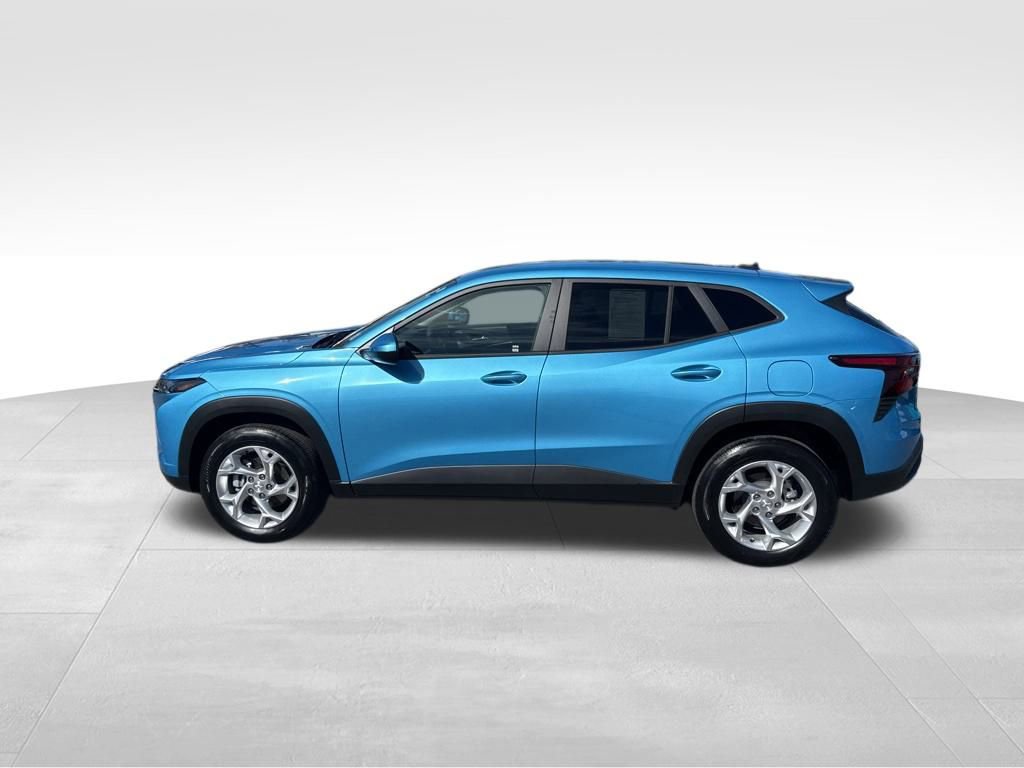 2025 Chevrolet Trax LS photo 2