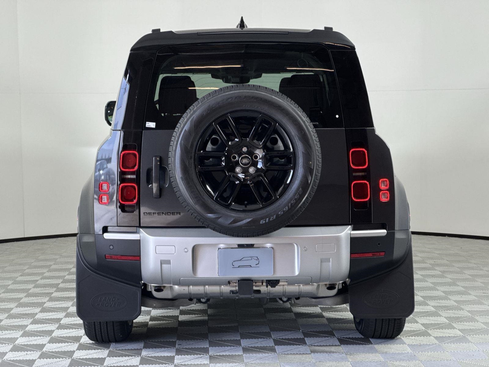 2025 Land Rover Defender 110 S photo 4