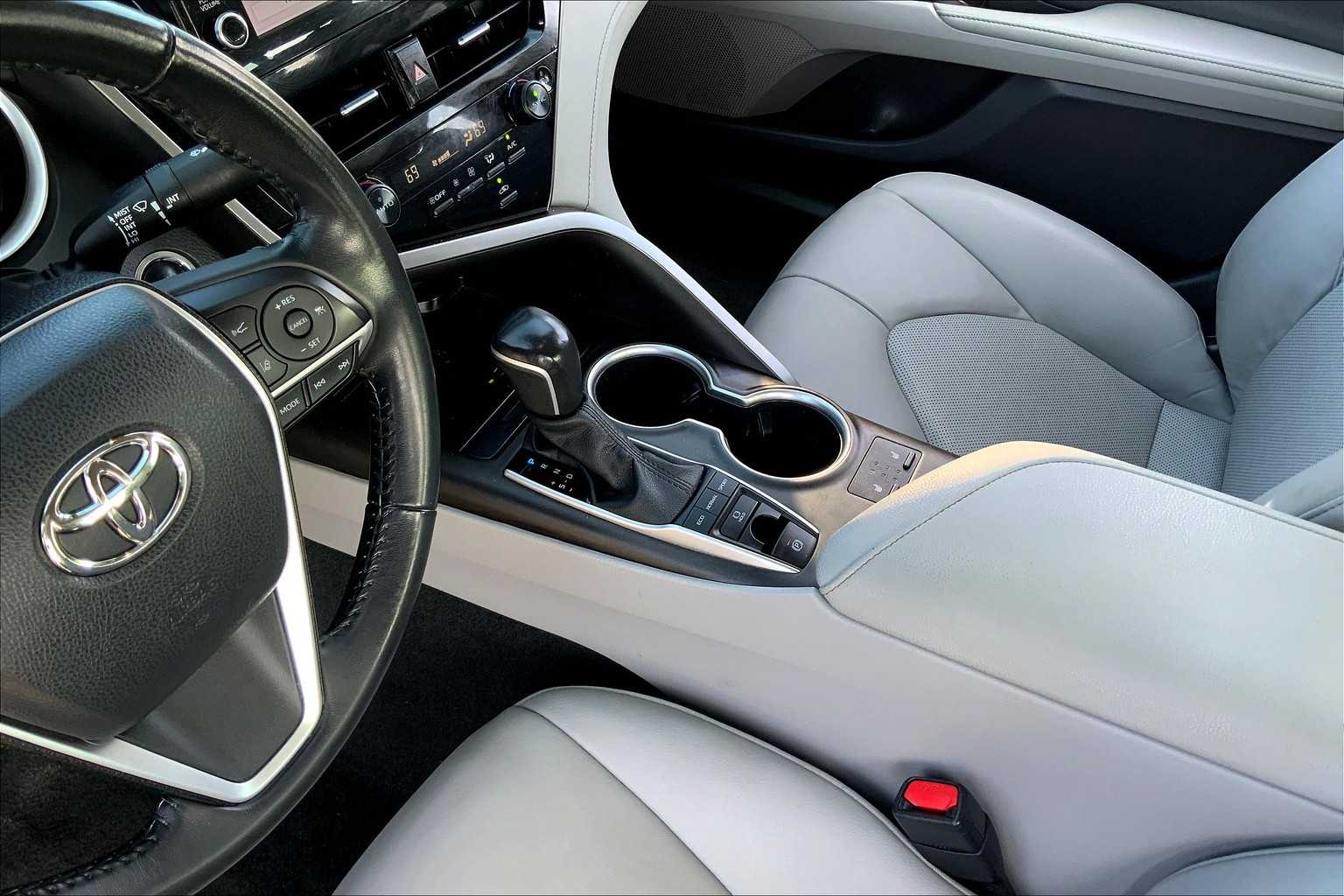 2022 Toyota Camry XLE V6 photo 15