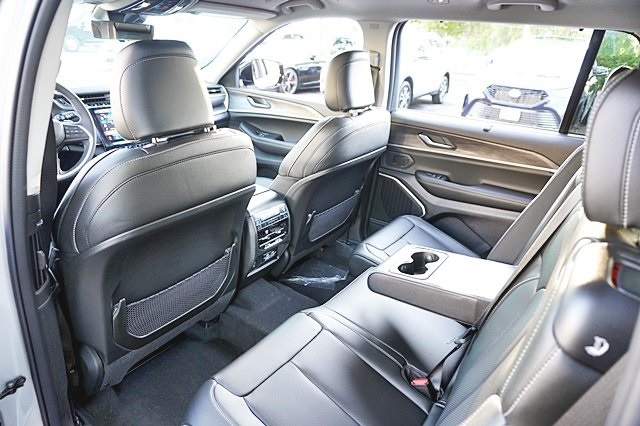 New 2023 Silver Zynith Exterior Paint Jeep Limited image 21