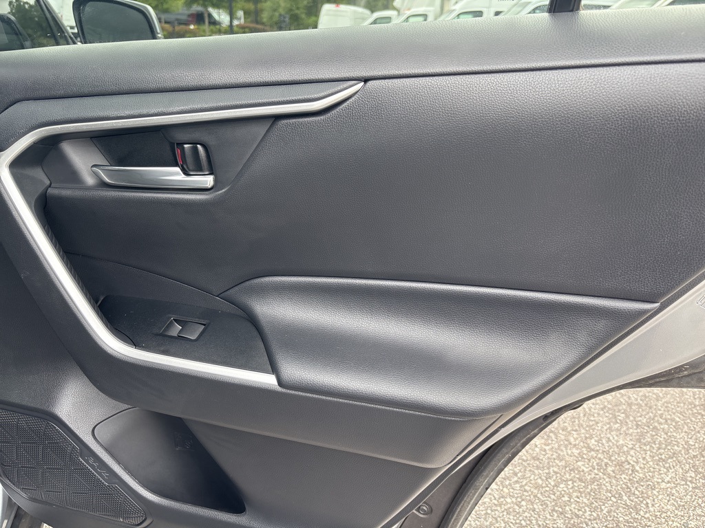 2020 Toyota RAV4 XLE photo 17