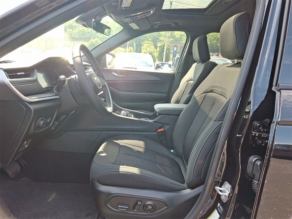 2025 Jeep Grand Cherokee Laredo X photo 12