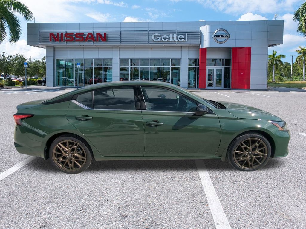 2025 Nissan Altima SR photo 4