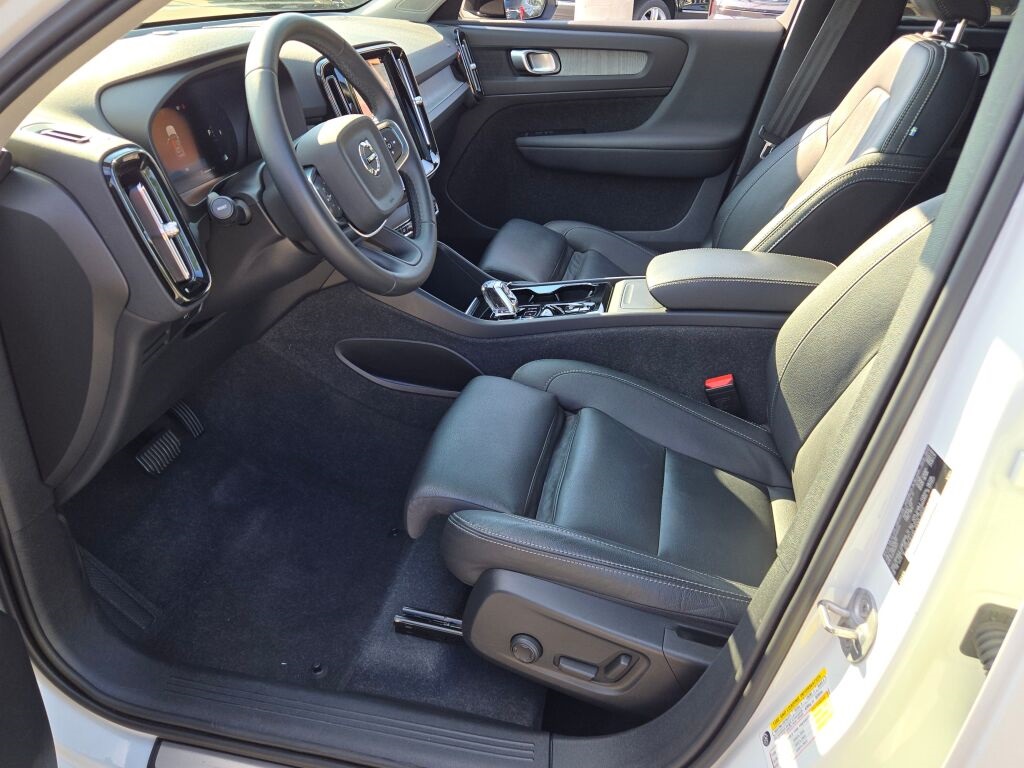 2024 Volvo XC40 Plus photo 22