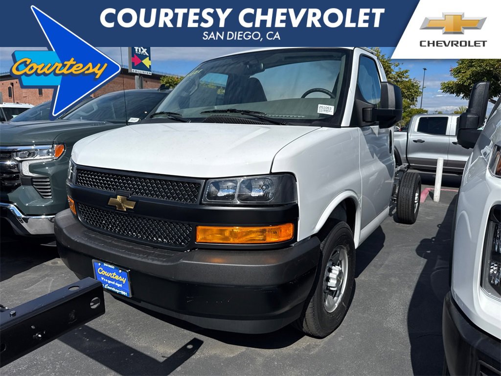 2025 Chevrolet Express Cutaway Base's photo