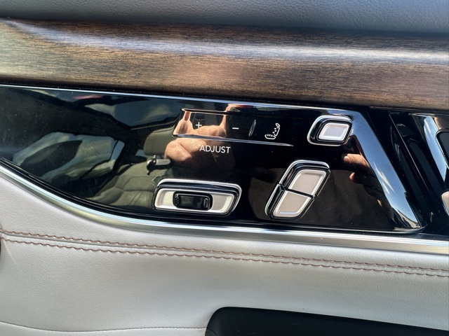 2022 Jeep Grand Wagoneer I photo 23