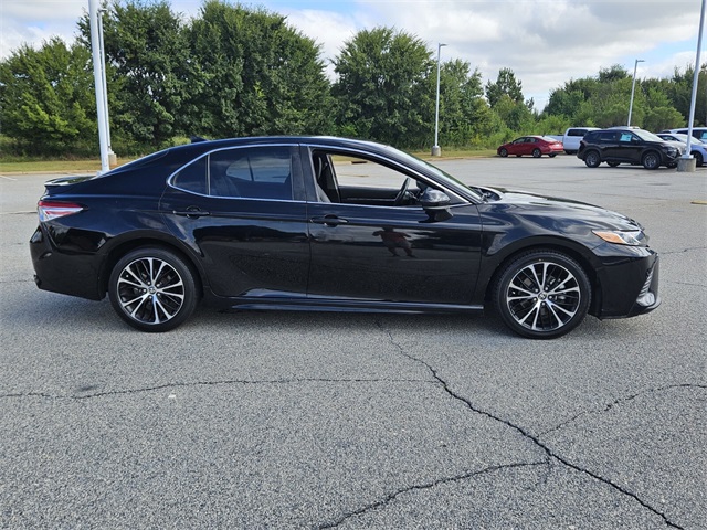 2020 Toyota Camry SE photo 13