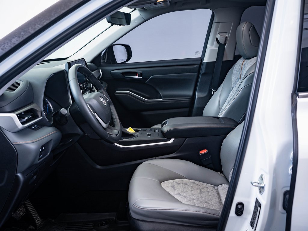 2022 Toyota Highlander Hybrid Bronze Edition photo 4
