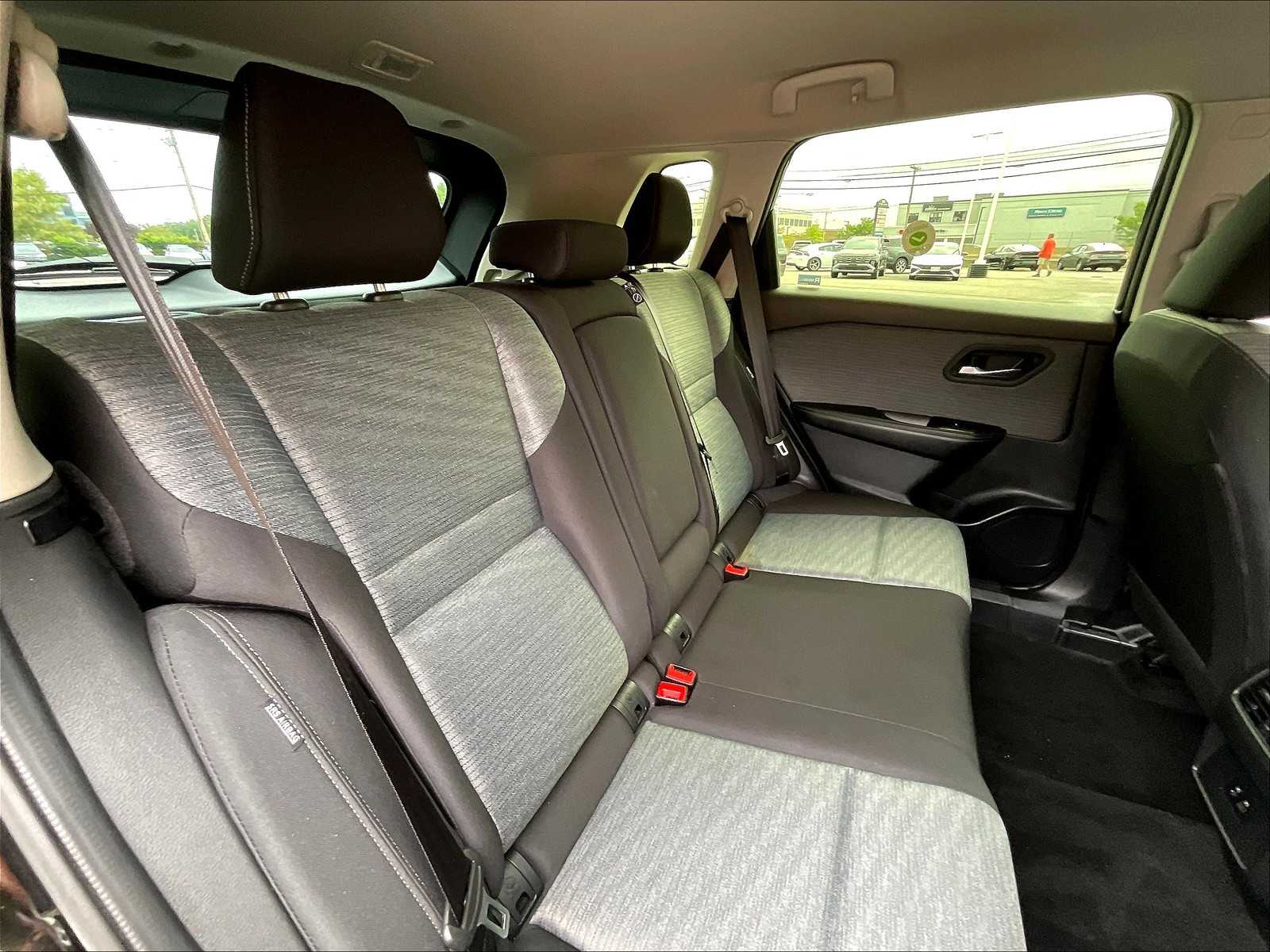 2023 Nissan Rogue SV photo 14