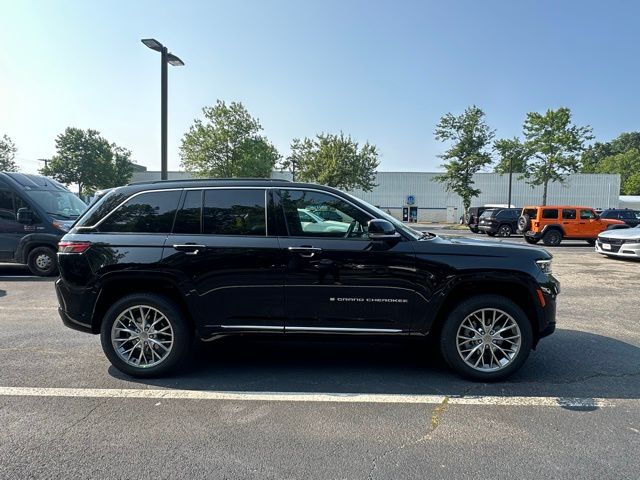 2025 Jeep Grand Cherokee Summit photo 4