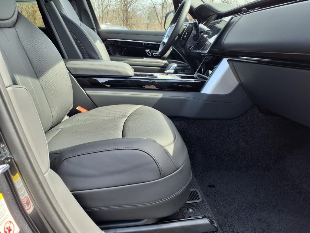 2025 Land Rover Range Rover SE photo 3