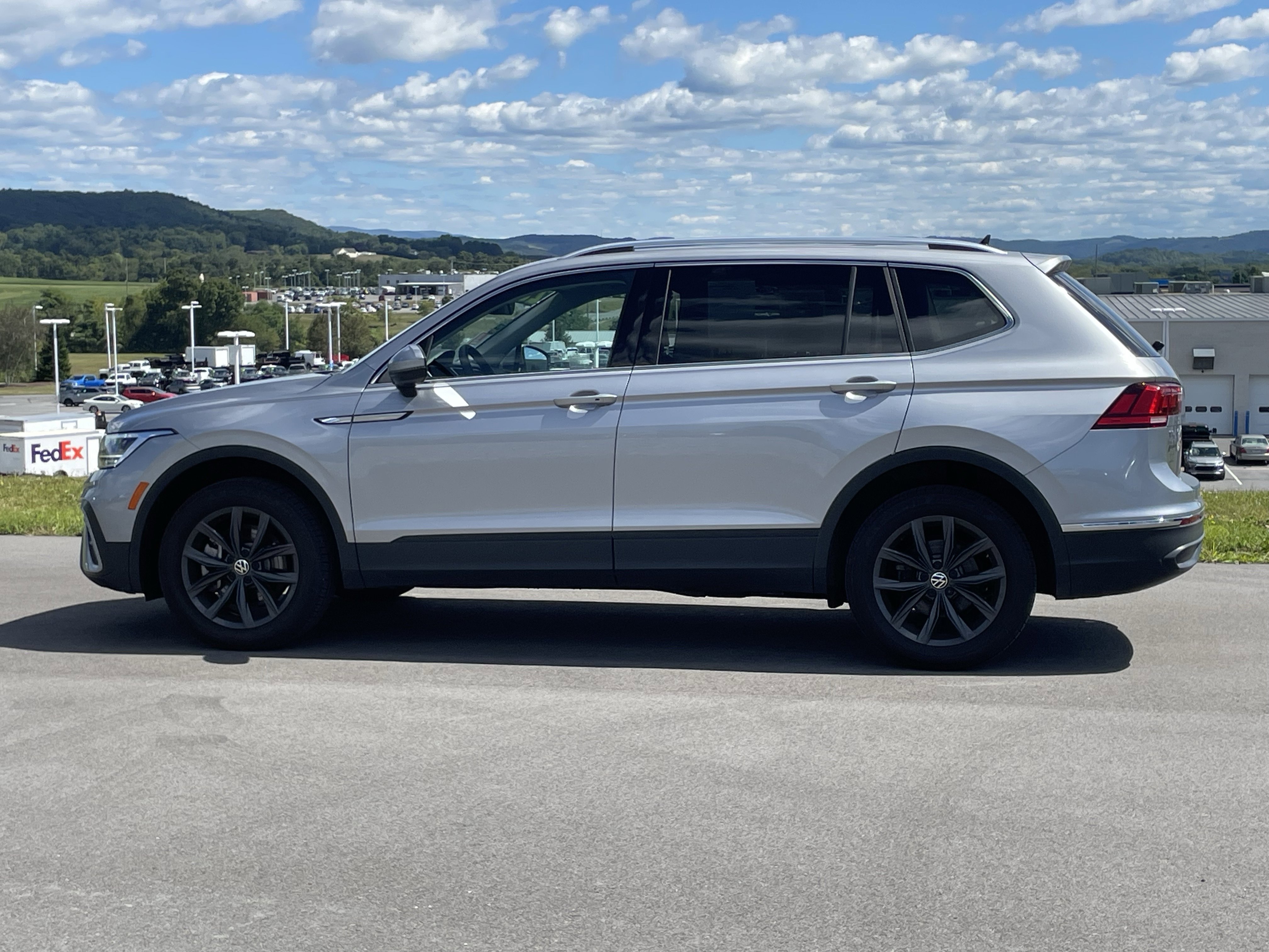 2022 Volkswagen Tiguan SE photo 5