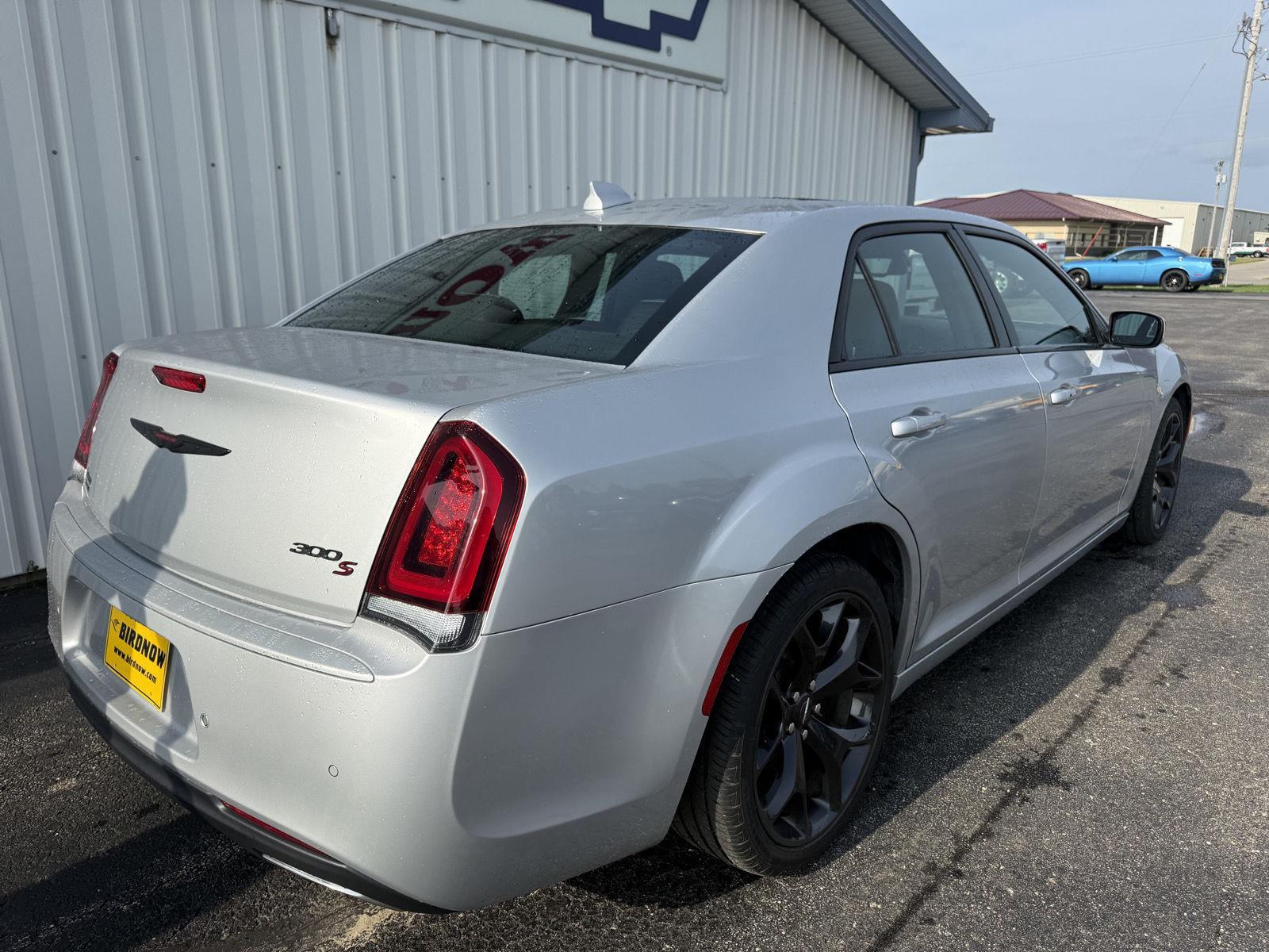 2022 Chrysler 300 photo 3