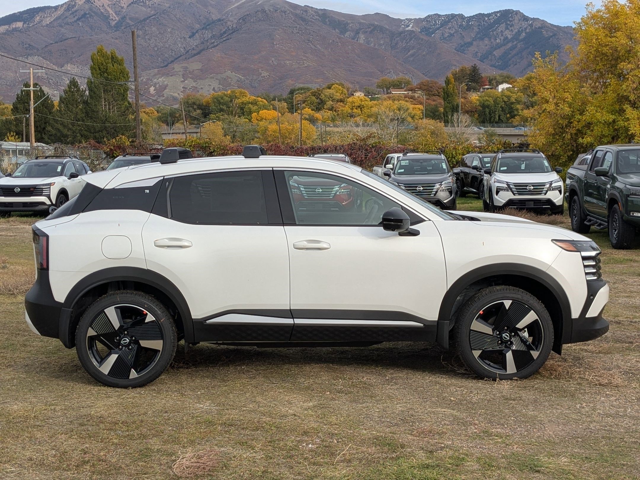 2026 Nissan Kicks SR photo 2