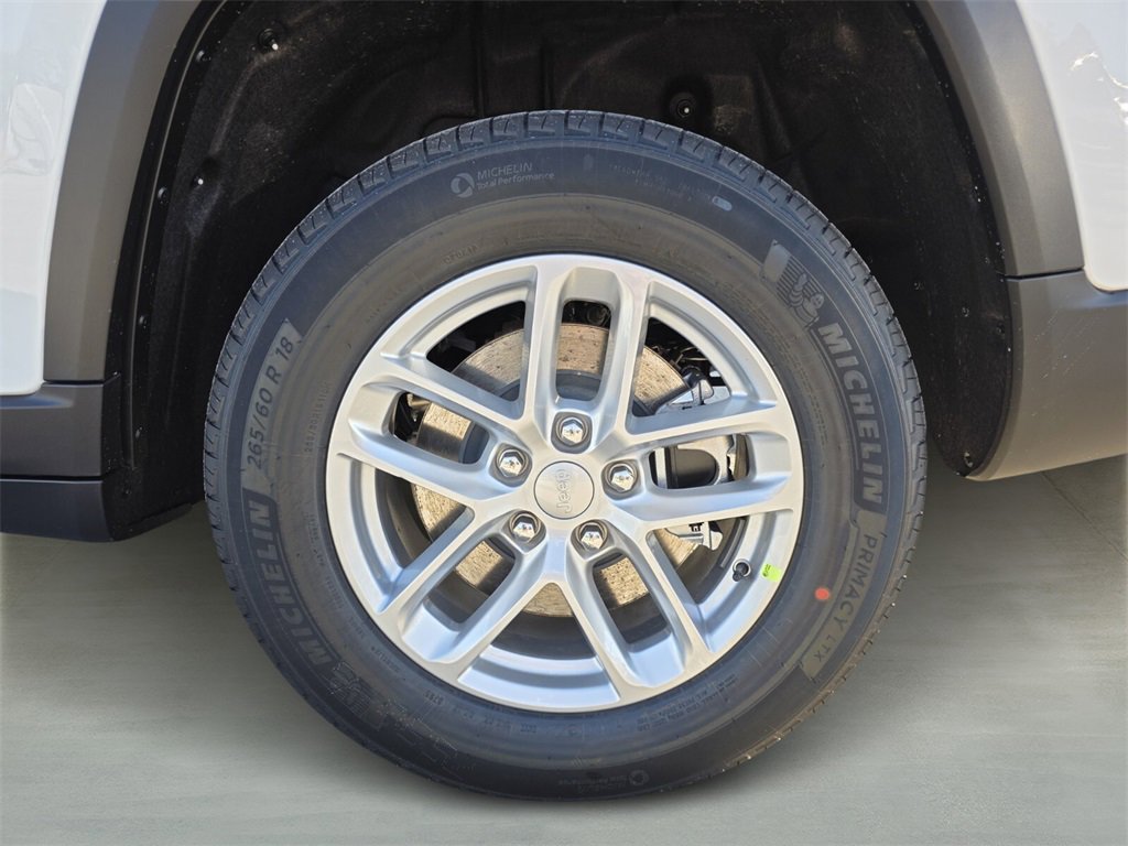 2025 Jeep Grand Cherokee Laredo Altitude photo 4