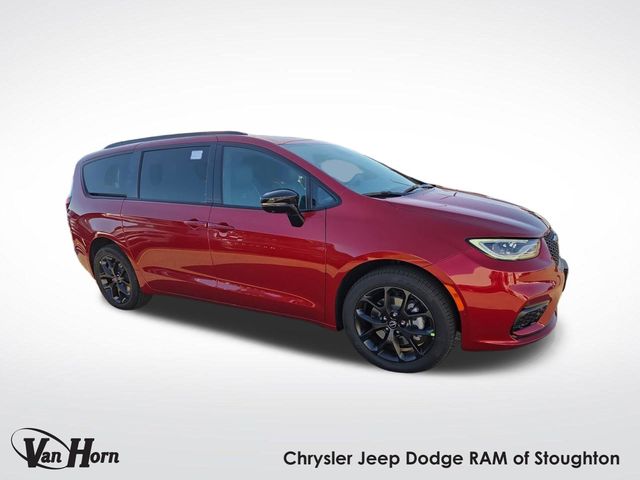 2026 Chrysler Pacifica Limited's photo