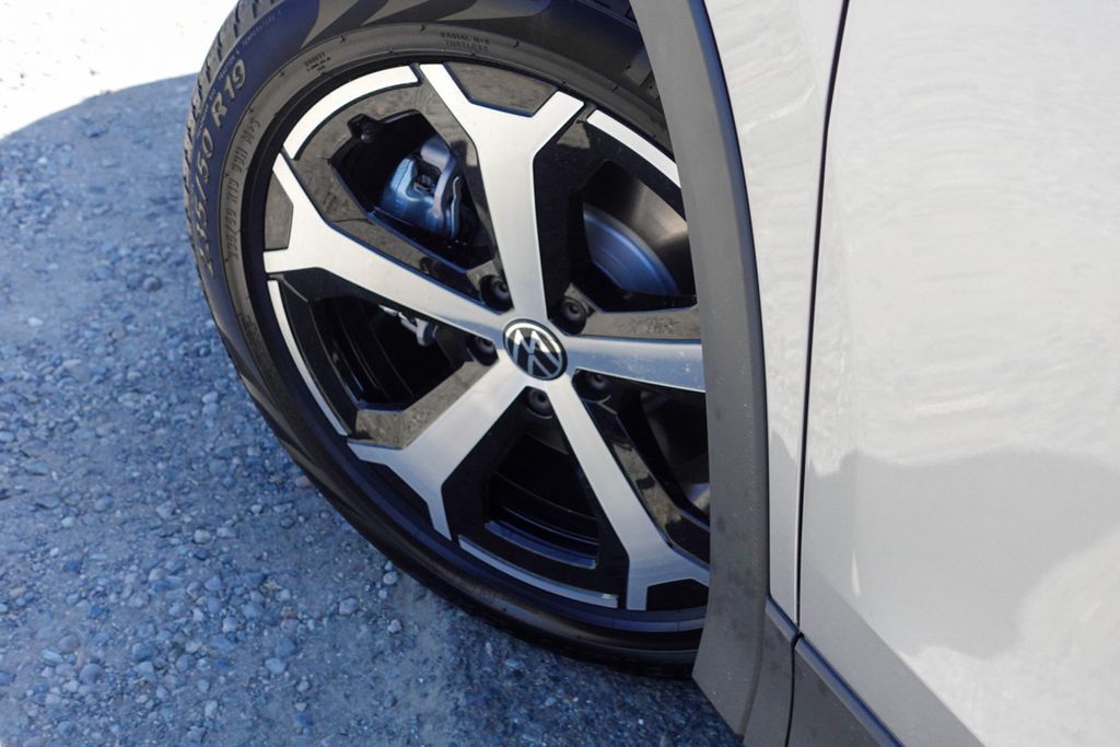 2025 Volkswagen Tiguan SE photo 4