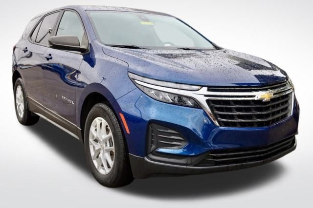 2022 Chevrolet Equinox LS photo 2