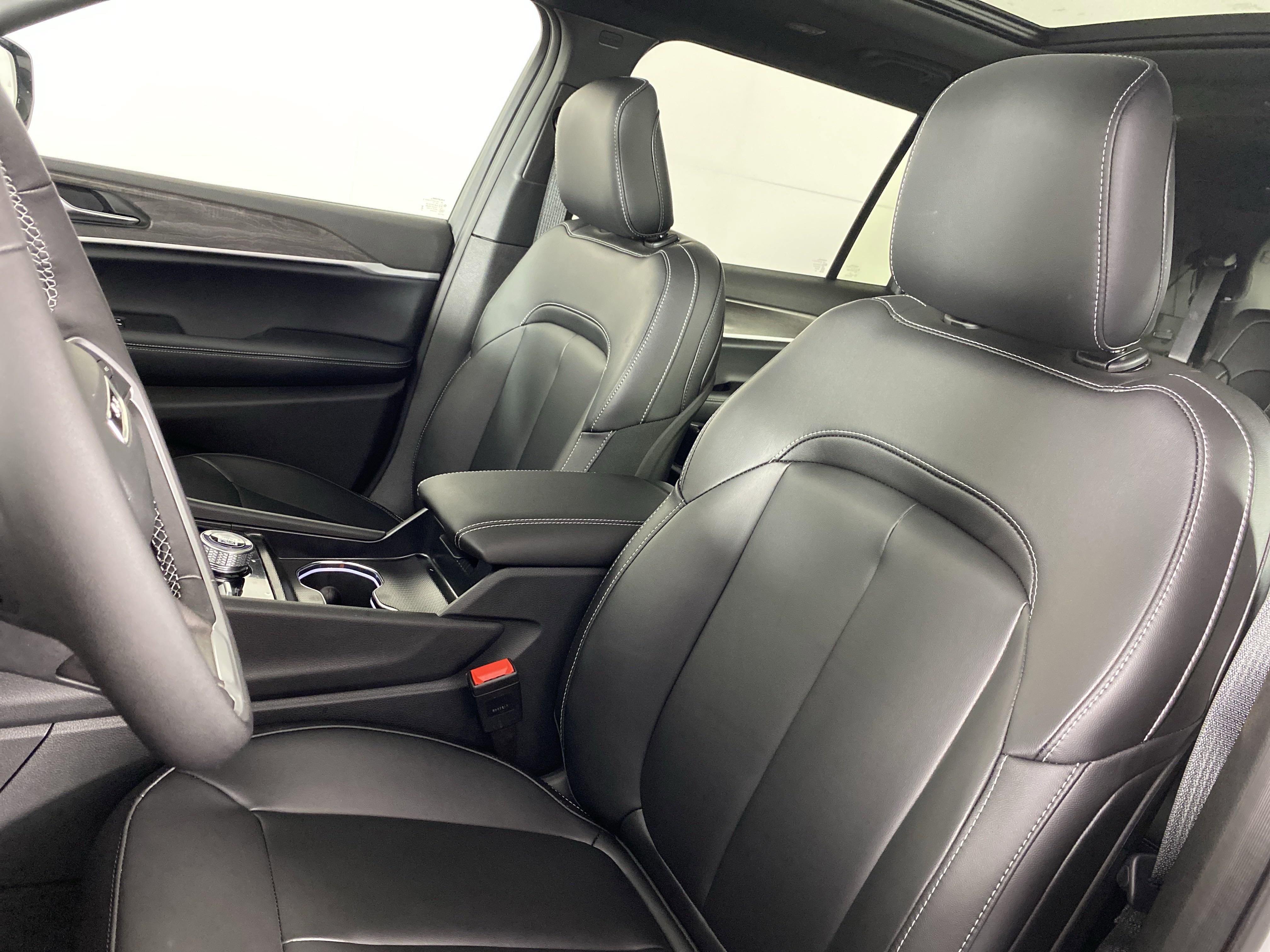 2025 Jeep Grand Cherokee Limited photo 2