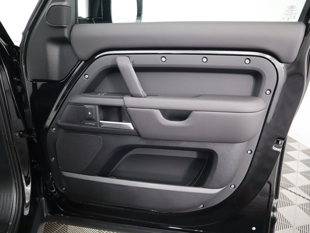 2025 Land Rover Defender 110 S photo 22