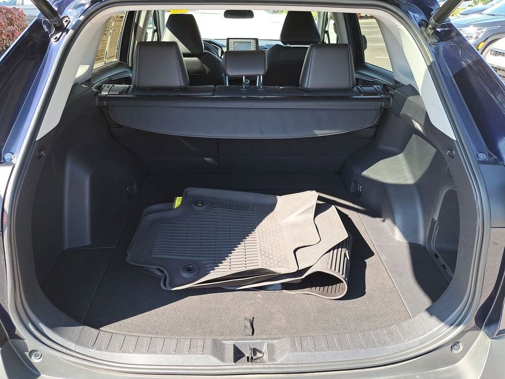 2022 Toyota RAV4 Hybrid XLE Premium photo 13