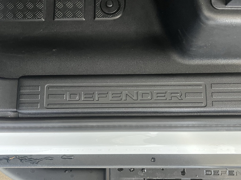 2025 Land Rover Defender 130 X-Dynamic SE photo 14