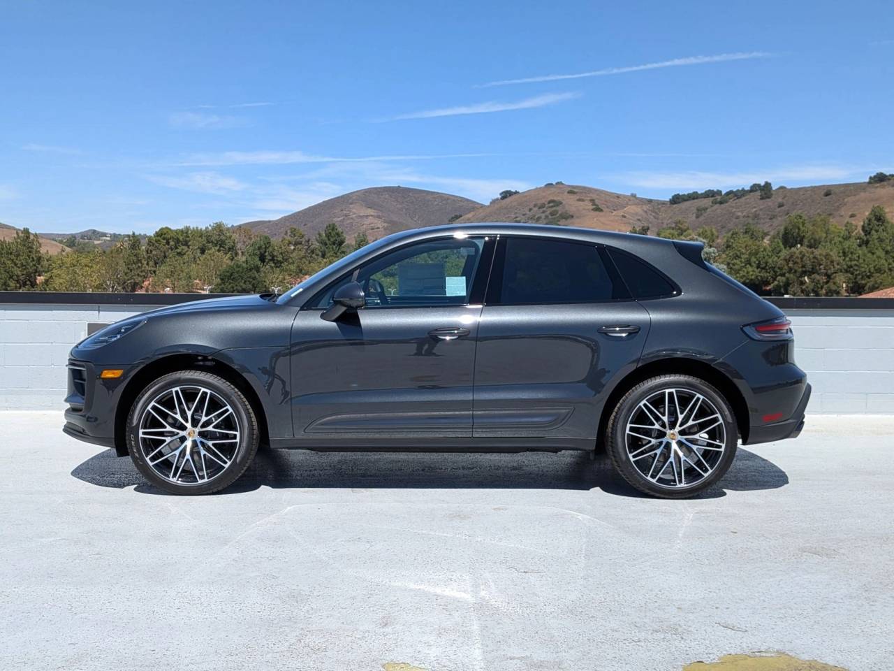 2025 Porsche Macan T photo 2