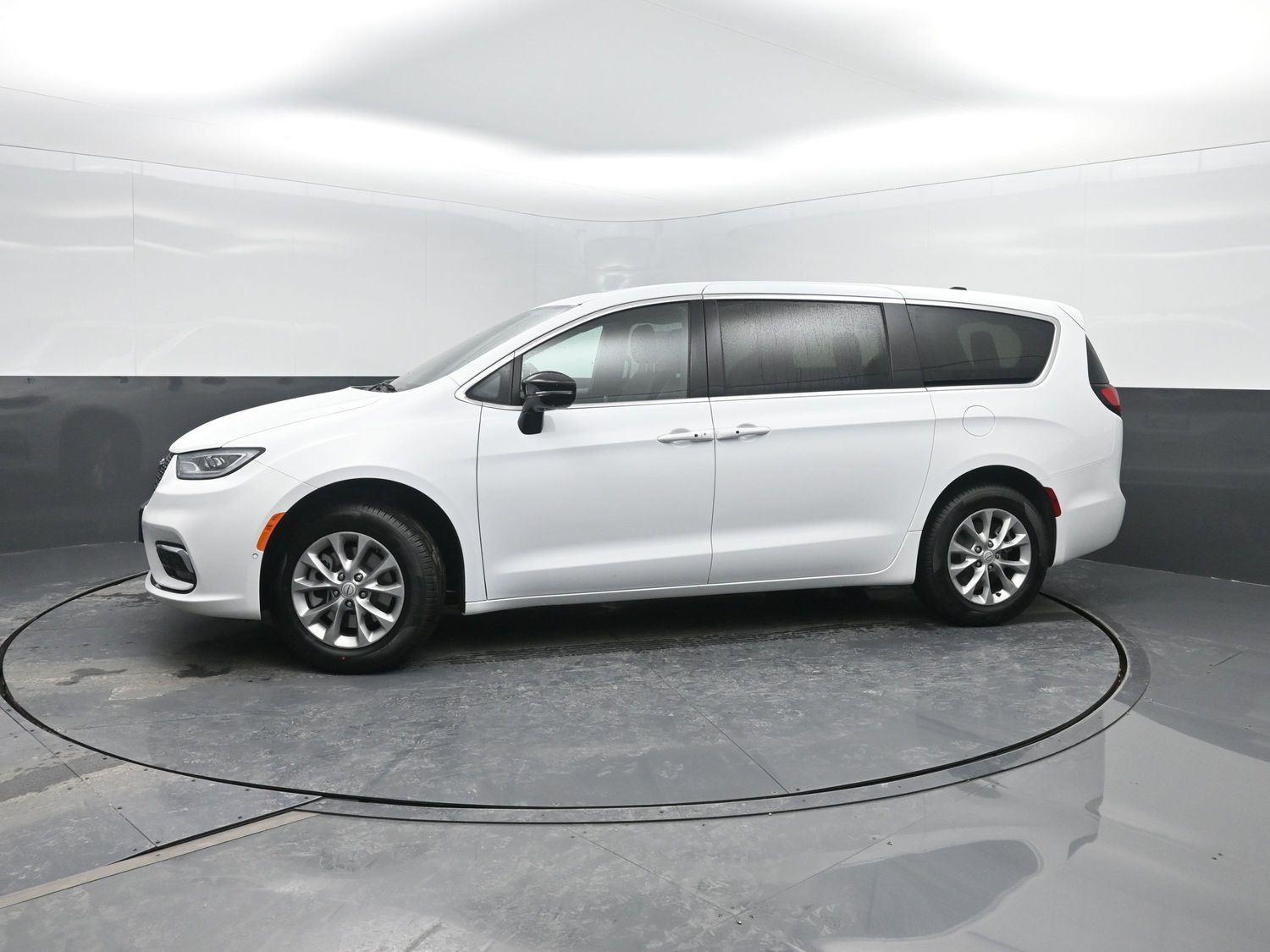 2026 Chrysler Pacifica Limited's photo
