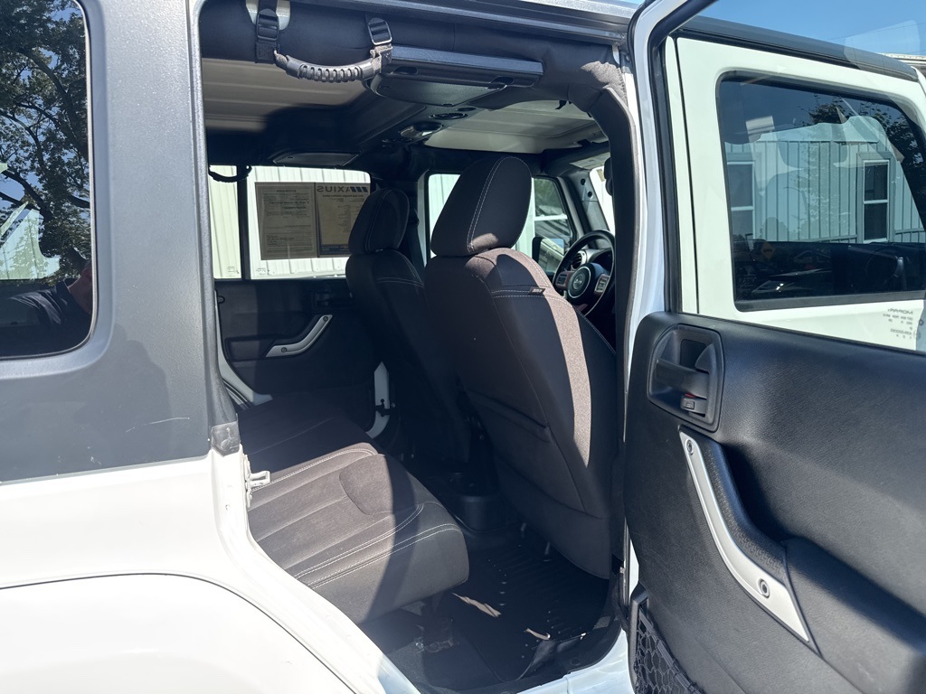 2015 Jeep Wrangler Unlimited Sahara photo 16