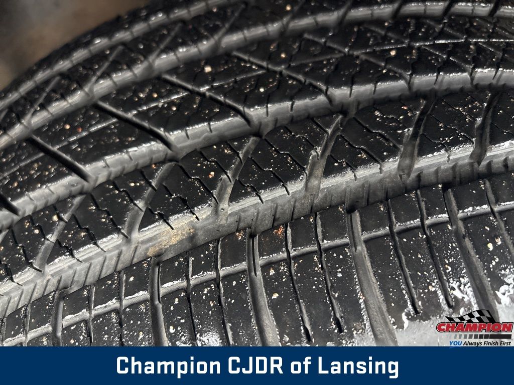 2023 Jeep Grand Cherokee Laredo photo 3