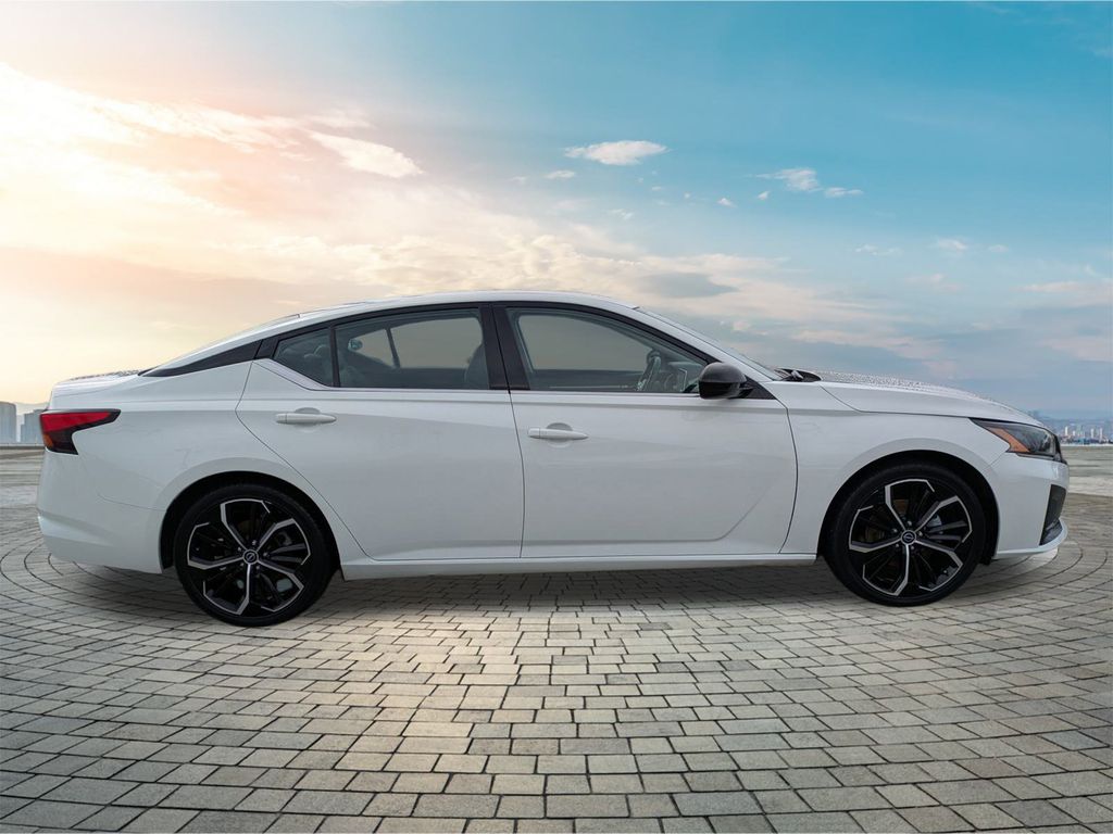 2023 Nissan Altima 2.5 SR photo 4