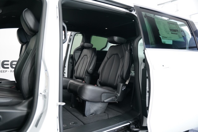 2026 Chrysler Pacifica photo 25