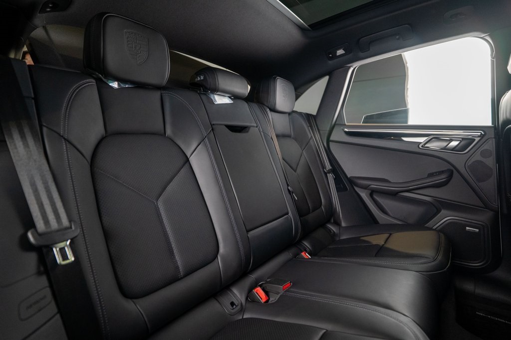 2025 Porsche Macan T photo 36