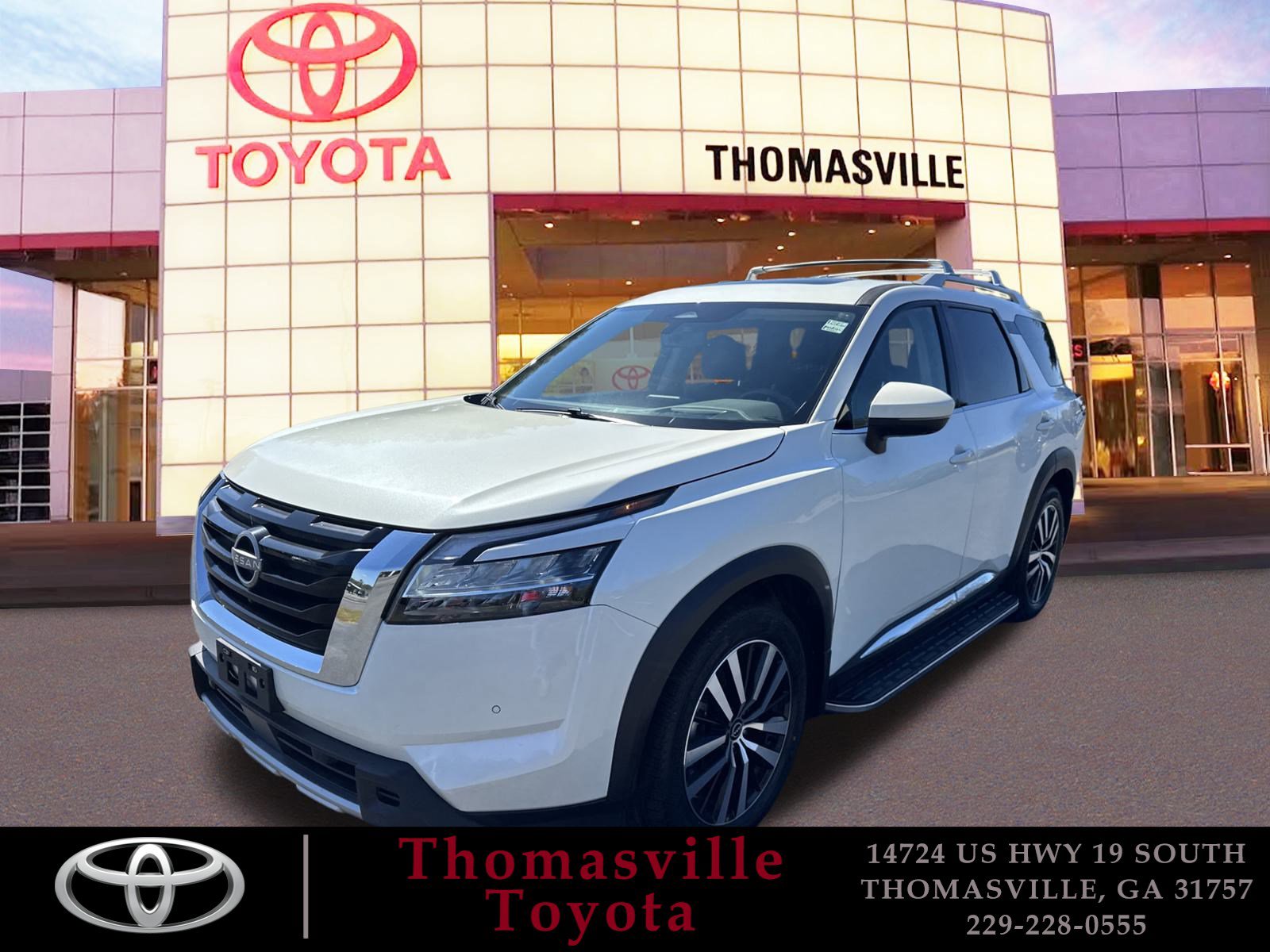 2023 Nissan Pathfinder Platinum's photo