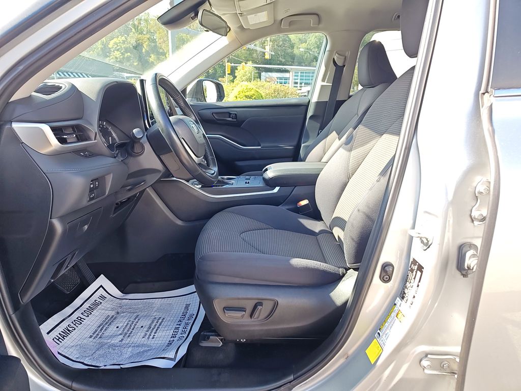 2023 Toyota Highlander LE photo 12