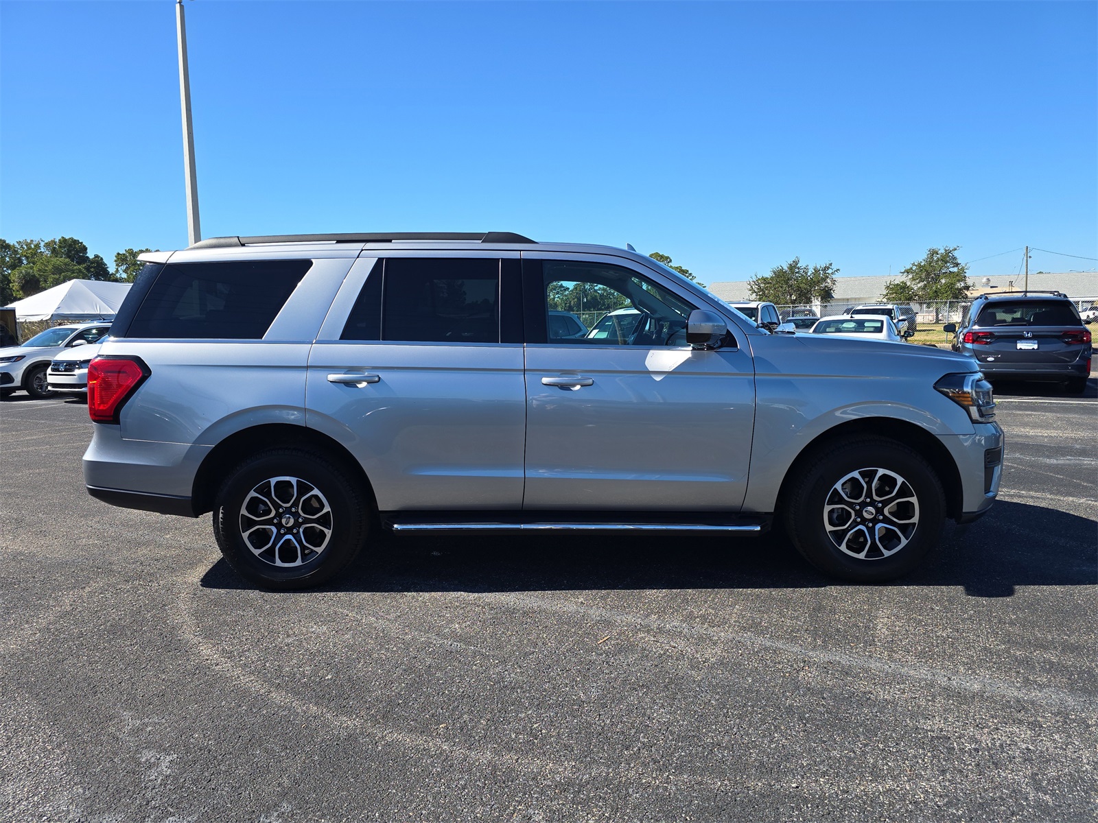 2023 Ford Expedition XLT photo 2